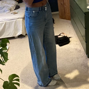 Jeans - Vida/straight jeans, är bra längd för mig som är 175cm. Slitnignar på isnoda lår men ignet som syns vid användning!!kan användas både high och mid/low rise