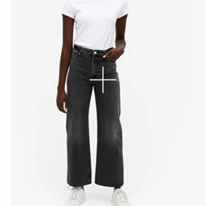Vida svarta urtvättade jeans - Väldigt snygga vida svarta urtvättade jeans från monki, använda ett fåtal ggr. Hör av dig vid intresse 💕