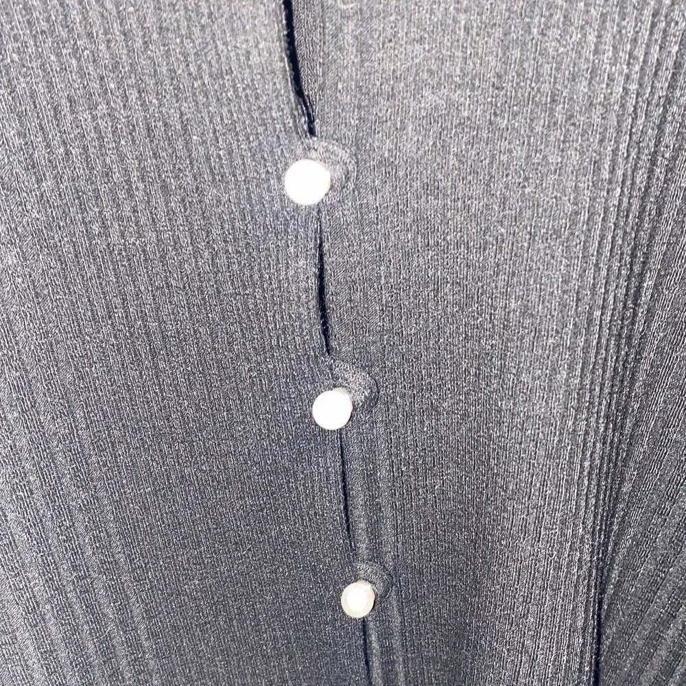 Jättesöt långärmad ribbad tröja med gulliga pärlor 🙌🏻 Använd ett fåtal gånger & säljer för att jag inte använder den💕💕 (pris kan diskuteras). Tröjor & Koftor.
