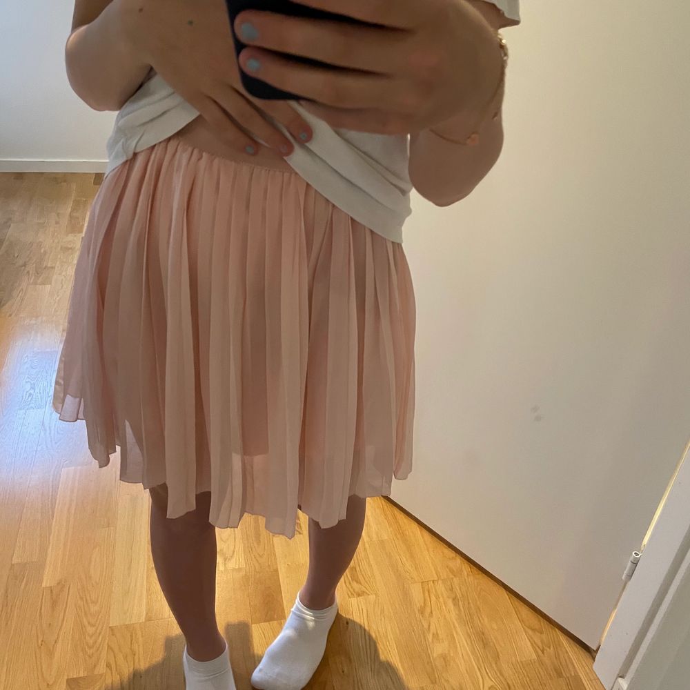 En ljusrosa plisserad kjol från NA-KD. Så fin till sommaren . Kjolar.
