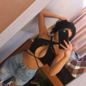 Svart öppen Crop top - Jag säljer denna crop top då jag inte tyckte att den passade mig. Aldrig använd endast testat. Det är inte jag på bilderna 🥰🥰