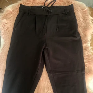 Kostymbyxor  - Säljer ett par kostymbyxor från only, köpt här på Plick för ett bra tag sedan men jag har aldrig använt dem, finns lite fläckar från att dem lagt undan länge, men de går att få bort. Storlek S. Väldigt skönt material. Pris kan diskuteras, köparen står för frakten🌸 Katt finns i hemmet 