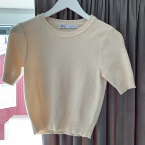 Zara stickad tröja 💓🌟 - Super snygg & skön stickad tröja ifårn zara. Passformen är tajt & färgen är gräddvit ☘️💓 knappt använd