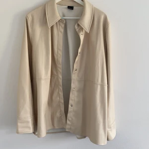 Beige skinn blazer  - Beige skinn blazer från Gina tricot. Priset kan diskuteras vid intresse. Önskas fler bilder, kontakta mig💕