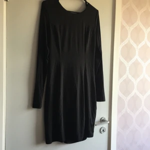 Svar kläning oanvänd från Nelly - Svart kläning öppen rygg