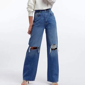 Säljer dessa fina Idun wide jeans från Gina, använd en gång och säljer pga att det inte är riktigt min stil, skriv privat för fler bilder, frakt 50 kr 