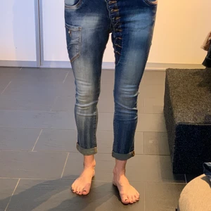 Jeans - Blåa jeans med knappar och detaljer i storlek S. Köparen betalar frakten.