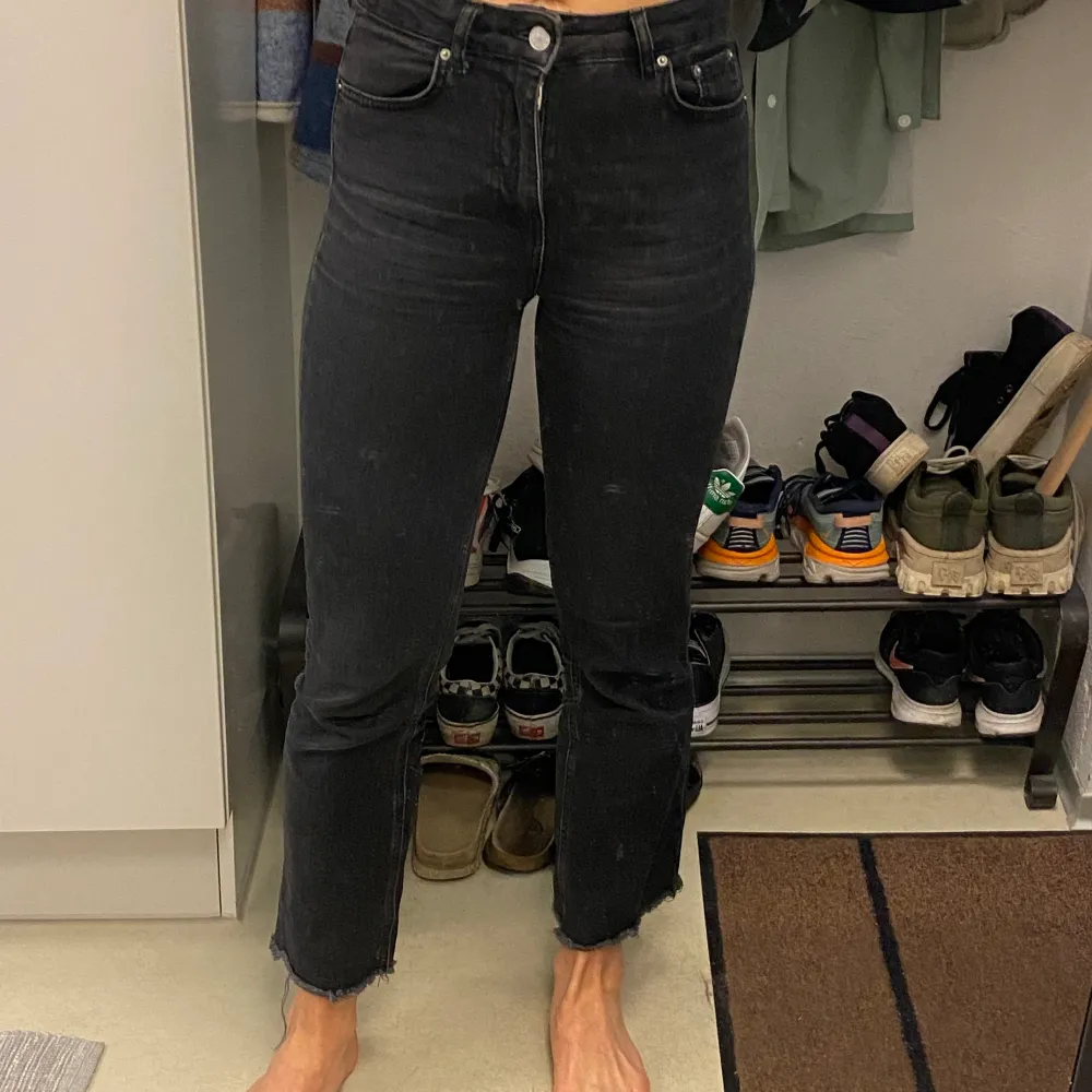 Svarta Jeans med hög midja, lite kortare ben i flare modell. Från Gina Tricot. Storlek 34.. Jeans & Byxor.