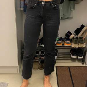Svarta Jeans med hög midja, lite kortare ben i flare modell. Från Gina Tricot. Storlek 34.