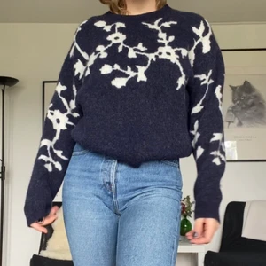 Stickad tröja - Stickad tröja från & Other Stories. Kvaliteten på denna tröja är gudomlig!! Säljer pga. flytt ☺️ Mina mått hittar ni i min profil om ni är osäkra om plagget kommer att passa er! ❤️