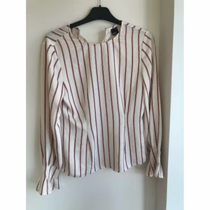 Tröja  - Tröja från gina tricot. Använd ca 3 gånger. Lite problem med knappen men enkelt att laga därav det billiga priset. Strl 34.