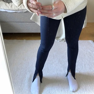 Kostymbyxa med slits  - Säljer mina högmidjade kostymbyxor i stretchigt ”tights” material med slits då de blivit för små. Byxorna har en dragkedja där fram så slitsen kan justeras efter önskemål. Tighta i midjan och ganska små i strl, sitter mer som en 36 men bra längd, jag är cirka 1.70. Även väldigt bra skick. Skriv privat för fler bilder. Fraktar endast och köparen står för frakten. Bud från 80kr i kommentarerna!🤍✨⚡️