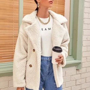 Teddycoat  - Hej Jag säljer min teddycoat  som inte kommer till användning längre,jag köpte den i december 2020. Den är i storlek S , Jag säljer den  pga att den är lite för stor för mig och de är inte min stil, har använt den några gånger men den är i fin  skick 🤍