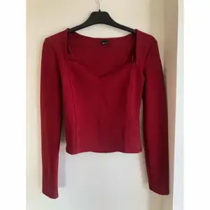 Röd hjärtringad tröja från Gina Tricot. Oanvänd i strl S.