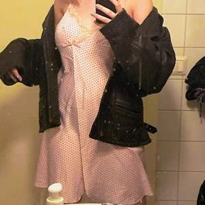 Silkes klänning  - Supersöt silkes klänning med bruna prickar 🤎💖 jag är 165cm och den är till ovanför knäna på mig :) den formar sig verkligen jättefint längts kroppen! Säljer då jag känner att jag ej får användning av den .☺️