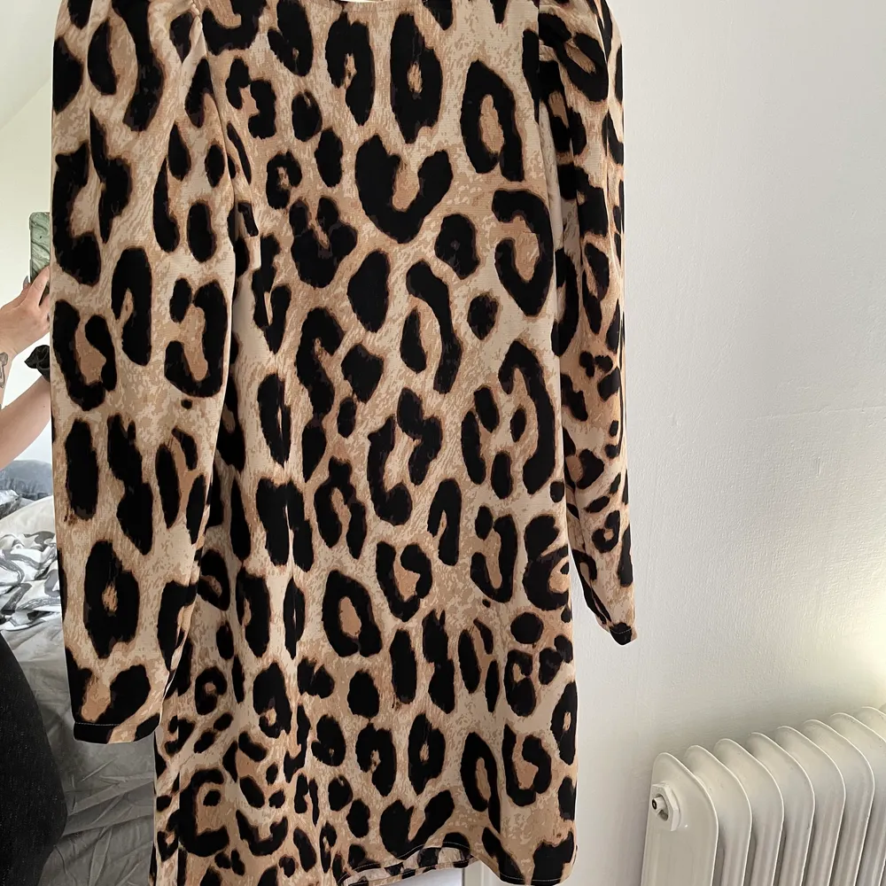 Leopard klänning storlek xs i bra skick :) . Klänningar.