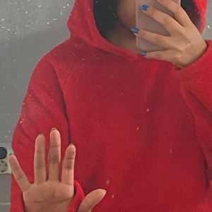 Hoodie - Skön hoodie som är stark röd färg. Den har två hål vid nere av armarna (som jah skapa för min tumme att gå igenom) men annars är den skön, dock är det inte stretch matrikel 