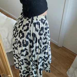 Suuuperfin kjol 🌞 - Kommer tyvärr inte lika mycket till användning längre 💕 Perfekt skick!