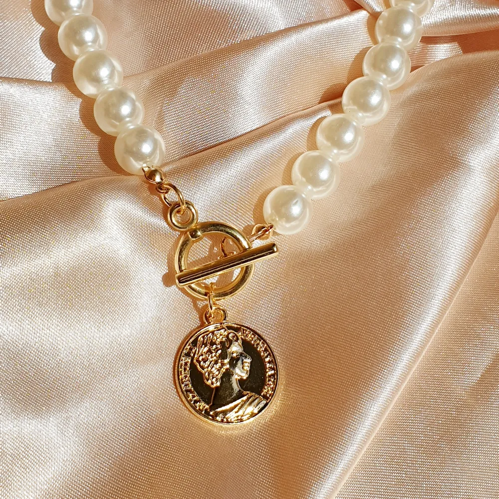Lovely and stylish flux pearl pendant. Perfect accessory for a classic or cute look. Helt nya, 60kr/st, Frakt 15kr. Kan hämtas I vetlanda eller fraktas. Jag skickar bild på paketet innan jag posta. I LAGER- 10/30 ST KVAR ‼️. Accessoarer.