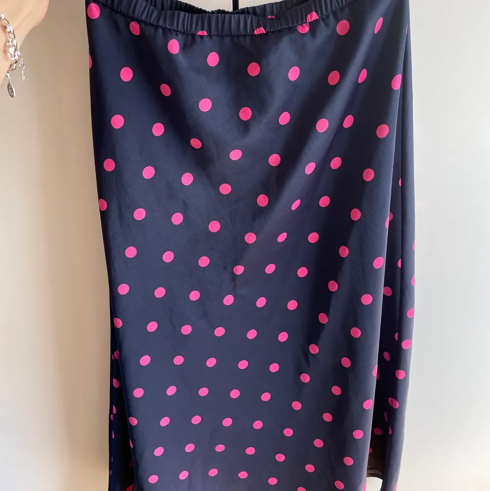 Superfin rosa-prickig kjol från Zara i storlek S. Jättefint skicka! 100 kr + frakt!. Kjolar.