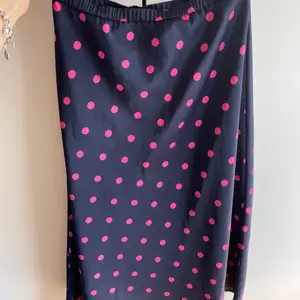 Superfin rosa-prickig kjol från Zara i storlek S. Jättefint skicka! 100 kr + frakt!