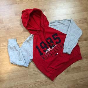 Säljer denna hoodie från Gina som inte säljs längre. Använder oftast inte tröjor med tryck därav säljes. Gott skick och felfri!  - Frakten är inräknad i priset  - Betalning sker via Swish!