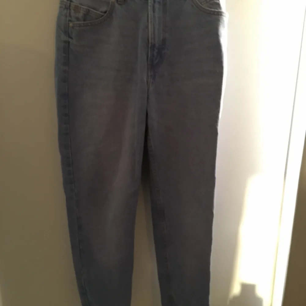 Mom jeans från berskha, storlek 38, aldrig använda. Fler bilder kan skickas vid intresse. Köpare står för frakt.. Jeans & Byxor.