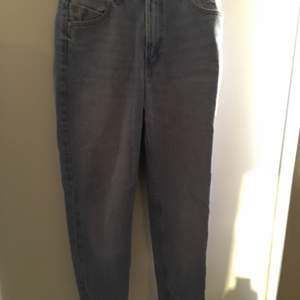 Mom jeans från berskha, storlek 38, aldrig använda. Fler bilder kan skickas vid intresse. Köpare står för frakt.