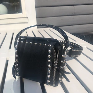 Zara väska - Dags att sälja min favoritväska från zara då jag fått en ny väska😢 Mycket bra skick och passar till allt! Väskbandet som man får me kommer från Gabrielle by p💓💓 buda från 250kr i kommentarerna🙌💓 hör av er frågor😇👌frakt ingår ej! kolla gärna in min profil💓