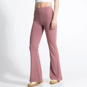 Byxor - Färgen på första bilden stämmer mest överens 