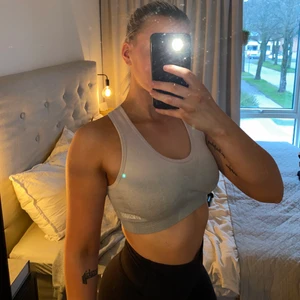 Gymshark Ombre Seamless Sports Bra - Sport-bh från Gymshark i modellen Ombre Seamless! Finns inlägg, men de går att ta ut😄 Ordinarie pris typ 400kr men säljer för 50kr då jag råkat göra den grå i tvätten.. ska vara ljusrosa😅 samt att den är ganska välanvänd ändå. Men ändå fin och superskön modell! True to size.