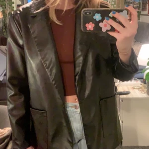 Kavaj - Snygg fake läder kavaj! Aldrig använd och är i bra skick! Köptes för 269kr säljs för 150kr✨