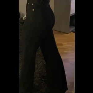 Levi’s byxor strl 24 - Ett par svarta Levis byxor som endast är använda 2 gånger så dom är som nya. Jag säljer dom pågrund av att dom blivit för små i midjan. Köparen står för frakt!