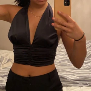 Skitsnygg topp i satin🖤 - Svart satin top som passar till fest eller vardag! Köpt från Gina men är helt slutsåld överallt. Den går att knyta på flera olika sätt🥂 Säljer endast då den inte kommer till användning🖤✨ Använd ett fåtal gånger! Frakt tillkommer.
