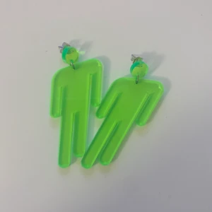 Billie Eilish Earrings - Billie Eilish x Abbie Gaiger 500 limited edition. Officiella från hennes hemsida. Super fint skick! Ändas testat 1-2 gånger. nypris - $20