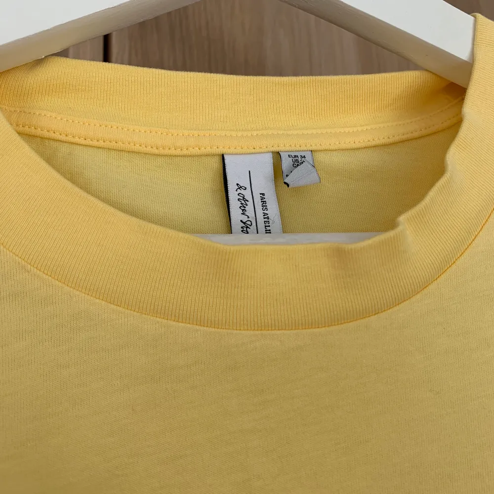 Superfin gul t-shirt från &other stories som knappt är använd. Storlek 34 men passar även 36. Köpt för ca 150 kr, säljer för 100kr. T-shirts.