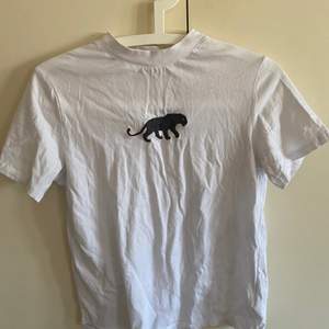 Vit T-shirt med en leopard tryck.