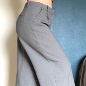 Kostymbyxor-monki - Vida, korta kostymbyxor från Monki. Storlek 36