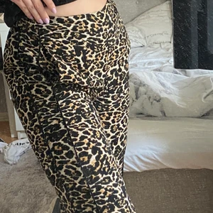 Raka Leopardbyxor - Säljer ett par raka Leo mönstrade byxor. Materialet är som kostymbyxor. Från märket Only. Aldrig använda då dem är för korta för mig som är 170. Dem går till ungefär mina anklar. Pris går att diskutera. Spårbar frakt. Frakt ingår inte i priset💕