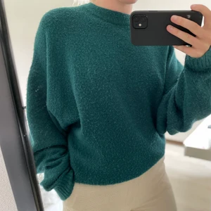 Grön stickad tröja  - Säljer min gröna stickade tröja från Nelly 🌸 frakten står ni för 💕