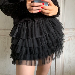 Volangkjol - Supersöt volangkjol från Zara, perfekt till våren och sommaren. Tyvärr inte kommit till användning för min del. Pris+frakt