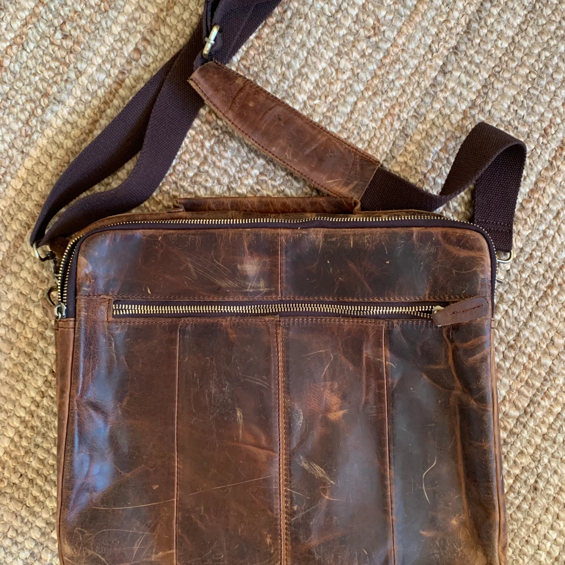 Brun axelremsväska - 90
