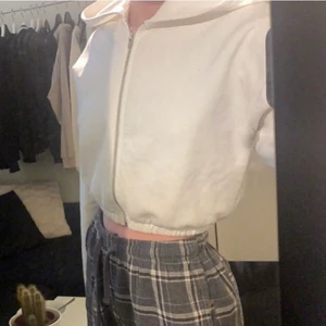 Tröja. - En snygga croppad hoodie ifrån nelly, väldigt bekväm! storlek xs, köparen står för frakten ☀️