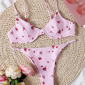 Så söt bikini från Shein - Så himla fin bikini från Shein i storlek M, säljes då den är för liten för mig. Är mer som en S i bikinitrosorna och en XS i toppen 🌸