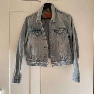 Hey! I’m selling my Levi’s denim jacket in size M! It’s looks really cute and it’s in a good condition! 😊