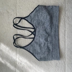 Sport-bh Röhnisch - En sport-bh i storlek L från Röhnisch med bubbelband. Säljer för kommer inte till användning. Frakt tillkommer på ca 45kr. 