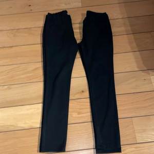 3 par grunt kostymbyxor  - Jag säljer två par svarta grunt byxor i storlek 26. Man kan ha de som kostymbyxor men man kan även ha de slm bara mjukisbyxor. Dom är i bra skick jag har inte använt dom alls mycket.  Och jag säljer doma byxorna 50kr styck. Pris går att förhandla om du kontaktar mig. 