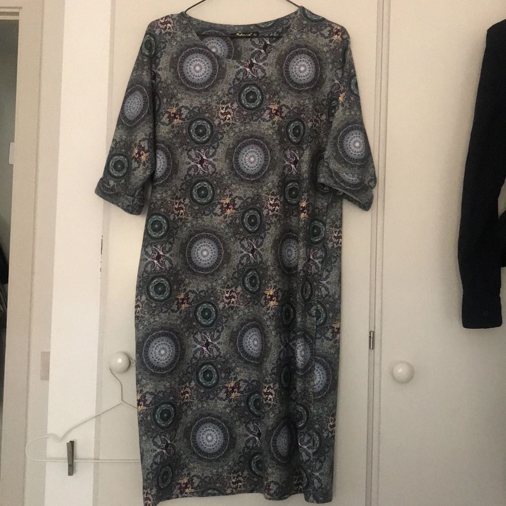 Midi dress with a gorgeous blue pattern, thick material in perfect condition. No size tag but its fits 38/40. . Klänningar.
