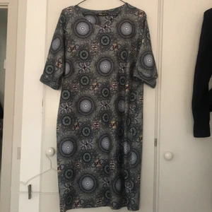 Gorgeous pattern midi dress - Midi dress with a gorgeous blue pattern, thick material in perfect condition. No size tag but its fits 38/40. 