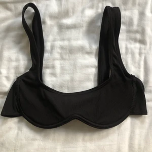 Bikinitopp - Snygg basic bikinitopp från SHEIN som tyvärr va för liten för mig🥲 bara testad! Är storlek L man skulle säga att den är mer som en m eller s